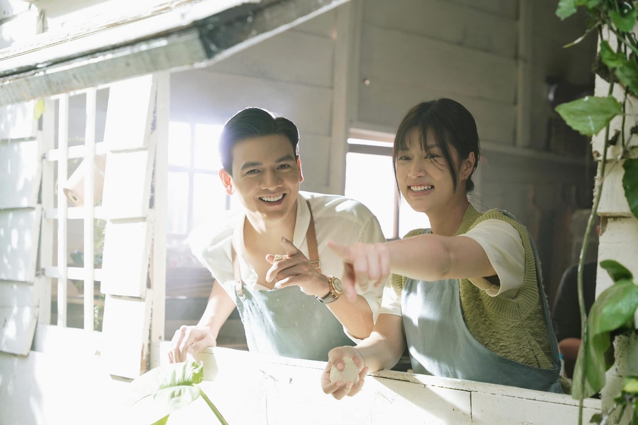 "Nụ h&ocirc;n bạc tỷ" của Thu Trang c&oacute; g&igrave; hấp dẫn m&agrave; vượt mặt "Bộ tứ b&aacute;o thủ" của Trấn Th&agrave;nh?- Ảnh 2.