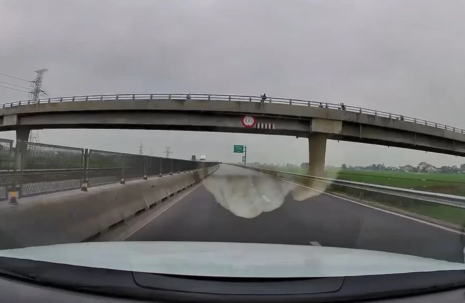 C&ocirc;ng an v&agrave;o cuộc vụ nghi n&eacute;m đ&aacute; v&agrave;o xe đang chạy tr&ecirc;n cao tốc- Ảnh 1.