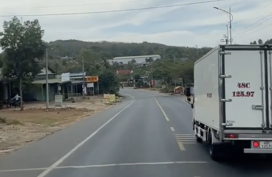 CSGT Đắk N&ocirc;ng xử l&yacute; t&agrave;i xế xe tải chạy &ldquo;r&ugrave;a b&ograve;&rdquo;, ch&egrave;n &eacute;p xe ph&iacute;a sau- Ảnh 1.