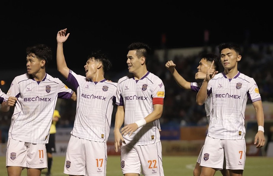 V-League: Quế Ngọc Hải v&agrave; Tiến Linh tỏa s&aacute;ng, B&igrave;nh Dương thắng kịch t&iacute;nh Quảng Nam - Ảnh 1.