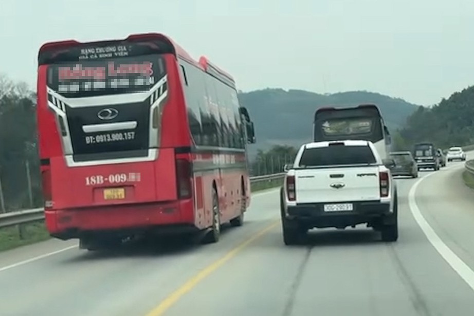 T&agrave;i xế xe kh&aacute;ch vượt ẩu tr&ecirc;n cao tốc Nội B&agrave;i - L&agrave;o Cai bị phạt 5 triệu đồng- Ảnh 1.