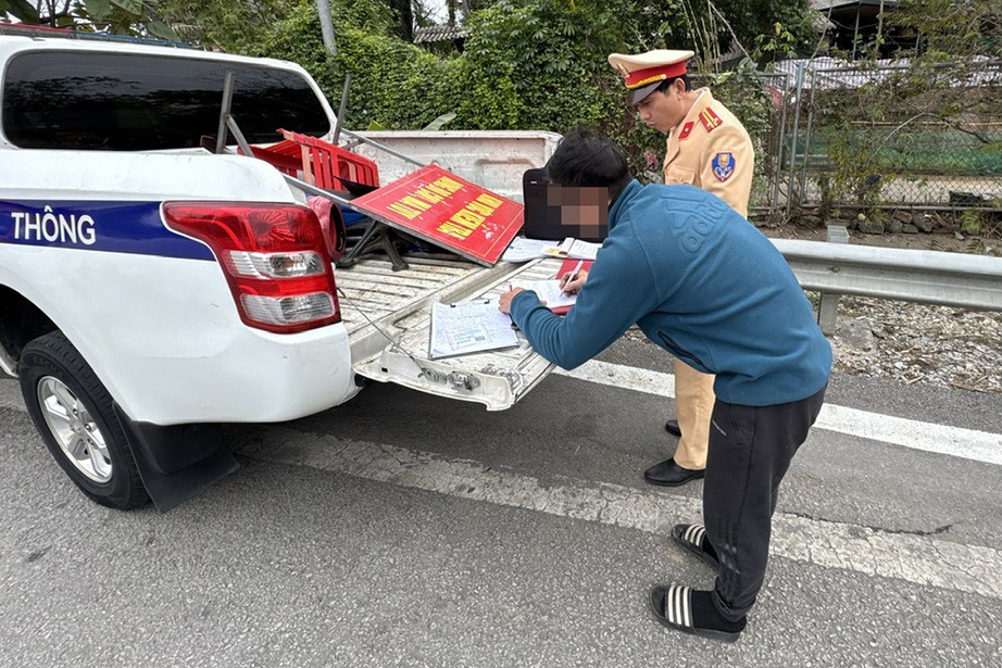 T&agrave;i xế xe kh&aacute;ch vượt ẩu tr&ecirc;n cao tốc Nội B&agrave;i - L&agrave;o Cai bị phạt 5 triệu đồng- Ảnh 2.