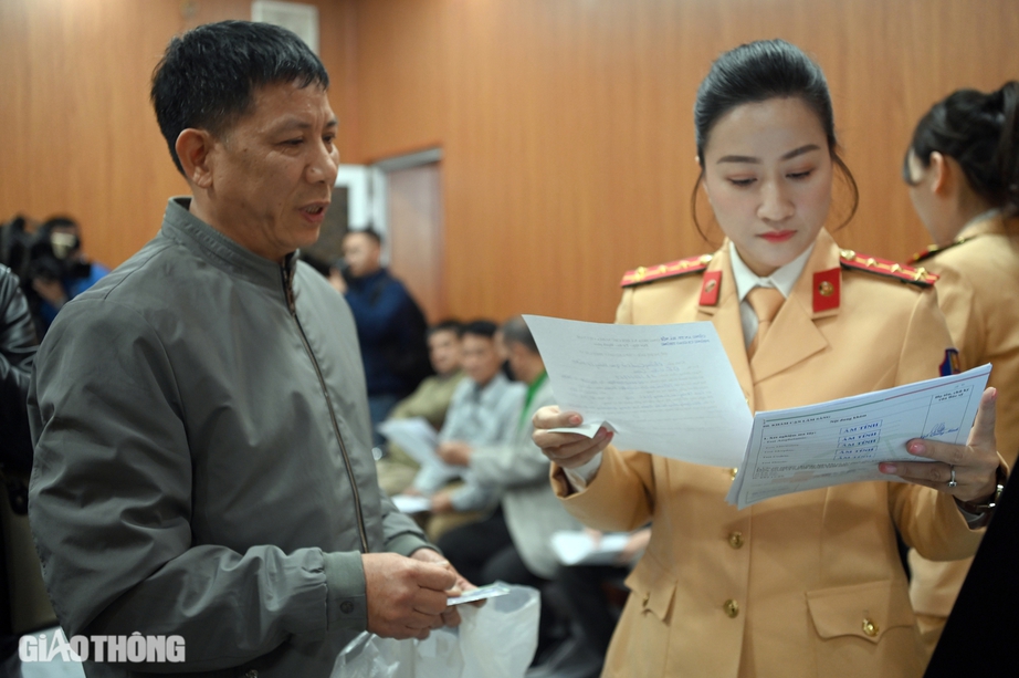 Ng&agrave;y đầu tiếp nhận, CSGT xử l&yacute; hồ sơ cấp đổi bằng l&aacute;i xe thế n&agrave;o?- Ảnh 1.