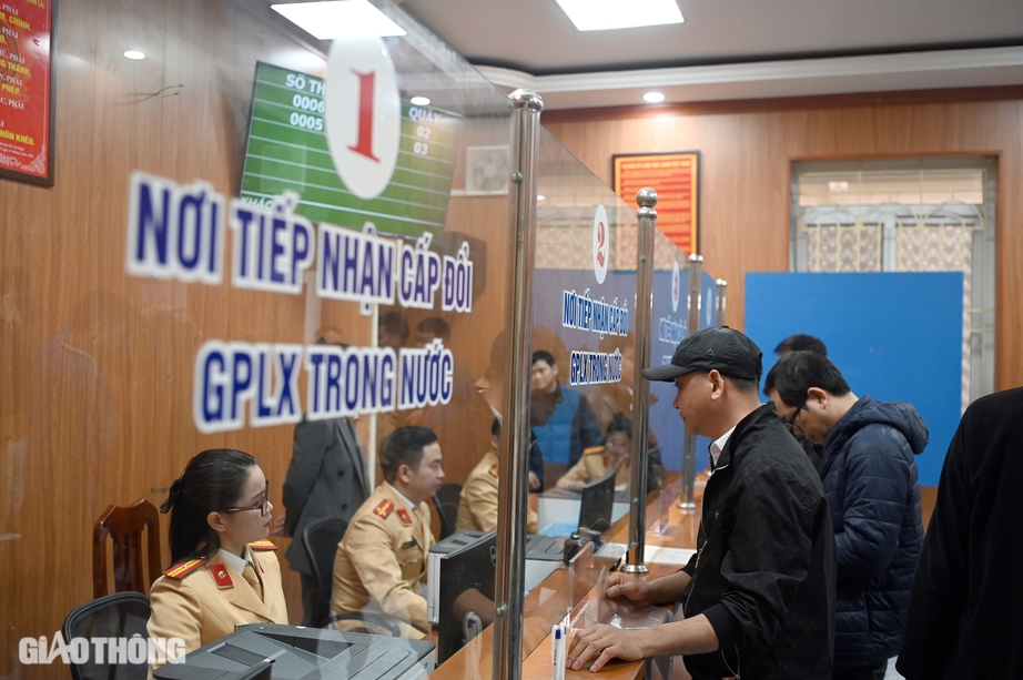 Ng&agrave;y đầu tiếp nhận, CSGT xử l&yacute; hồ sơ cấp đổi bằng l&aacute;i xe thế n&agrave;o?- Ảnh 2.