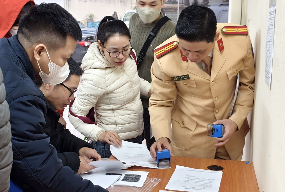Ng&agrave;y đầu tiếp nhận, CSGT xử l&yacute; hồ sơ cấp đổi bằng l&aacute;i xe thế n&agrave;o?- Ảnh 5.