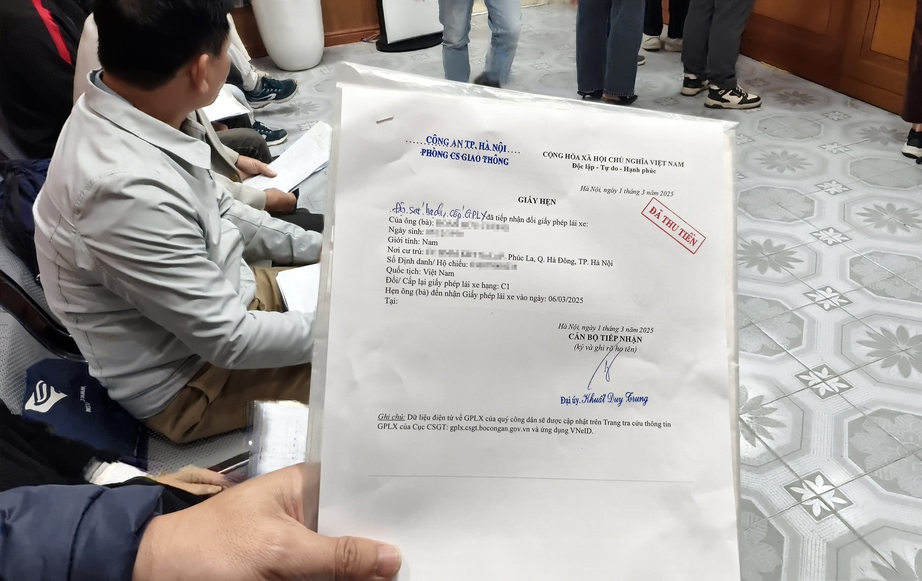 Ng&agrave;y đầu tiếp nhận, CSGT xử l&yacute; hồ sơ cấp đổi bằng l&aacute;i xe thế n&agrave;o?- Ảnh 9.