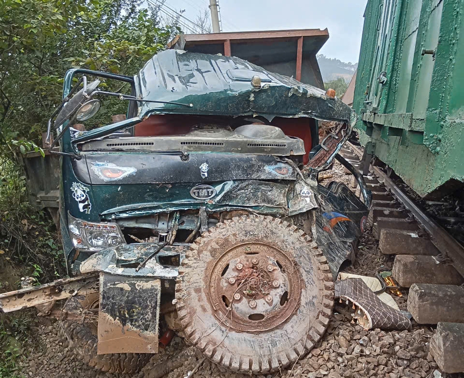 T&agrave;u h&agrave;ng t&ocirc;ng tr&uacute;ng xe tải băng qua đường ngang, đường sắt Bắc - Nam t&ecirc; liệt - Ảnh 2.