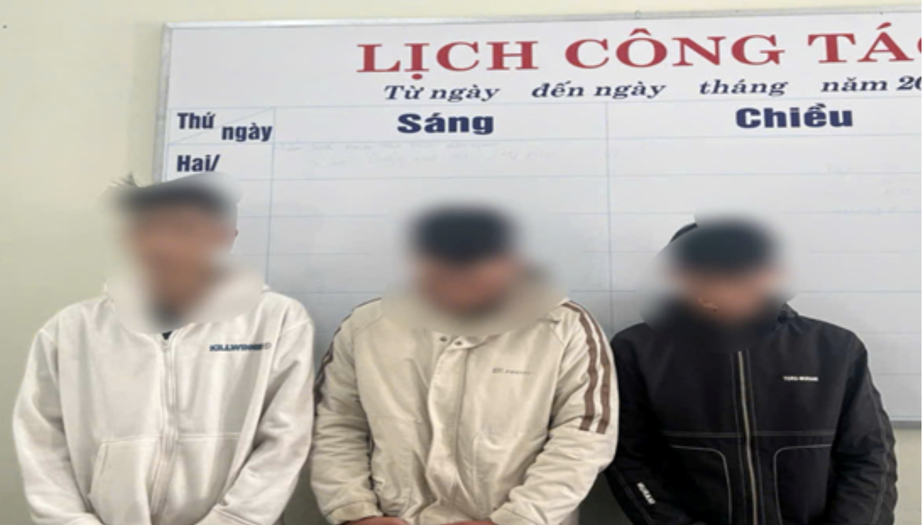 Kon Tum: Triệu tập thanh niên lạng lách, bốc đầu xe trong phố để câu view mạng xã hội- Ảnh 2. Kon Tum: Triệu tập thanh niên lạng lách, bốc đầu xe trong phố để câu view mạng xã hội- Ảnh 2.