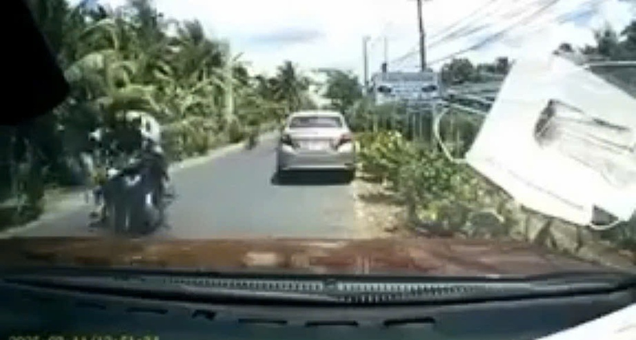 Vĩnh Long: Người đ&agrave;n &ocirc;ng tử vong do bị 2 xe m&ocirc; t&ocirc; t&ocirc;ng tr&uacute;ng khi qua đường- Ảnh 1.