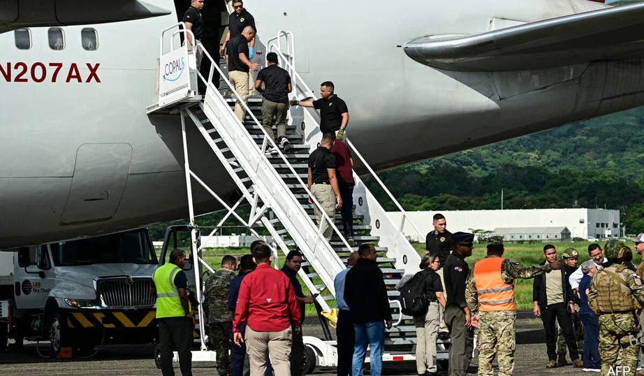 Mỹ trục xuất 119 người châu Á, châu Phi đến Panama- Ảnh 1. Mỹ trục xuất 119 người châu Á, châu Phi đến Panama- Ảnh 1.