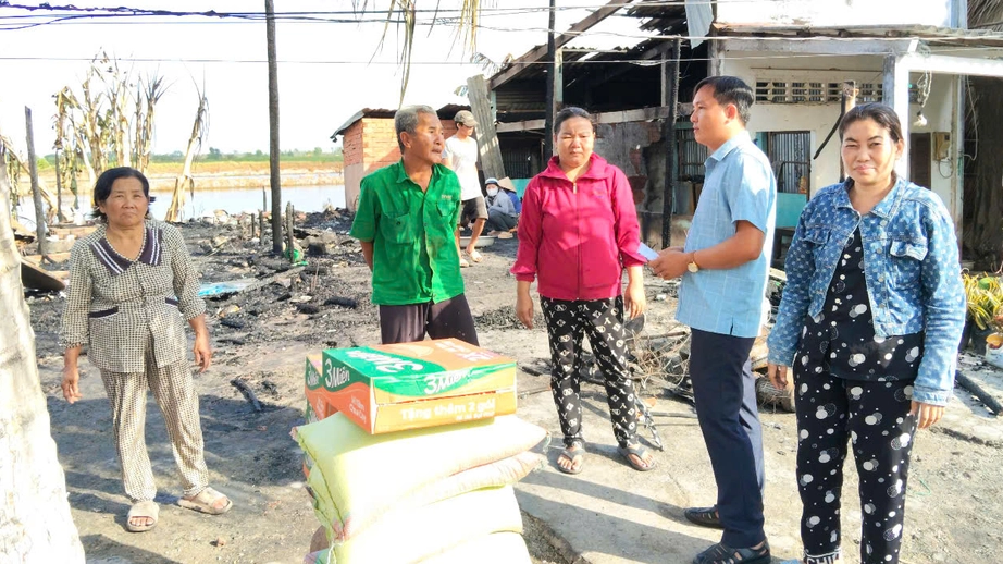 Ch&aacute;y lớn trong đ&ecirc;m ở Bạc Li&ecirc;u, 4 căn nh&agrave; bị thiệt hại- Ảnh 1.