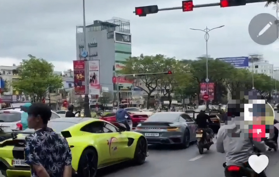Th&ocirc;ng tin bất ngờ vụ đo&agrave;n si&ecirc;u xe vượt đ&egrave;n đỏ ở Đ&agrave; Nẵng- Ảnh 1.