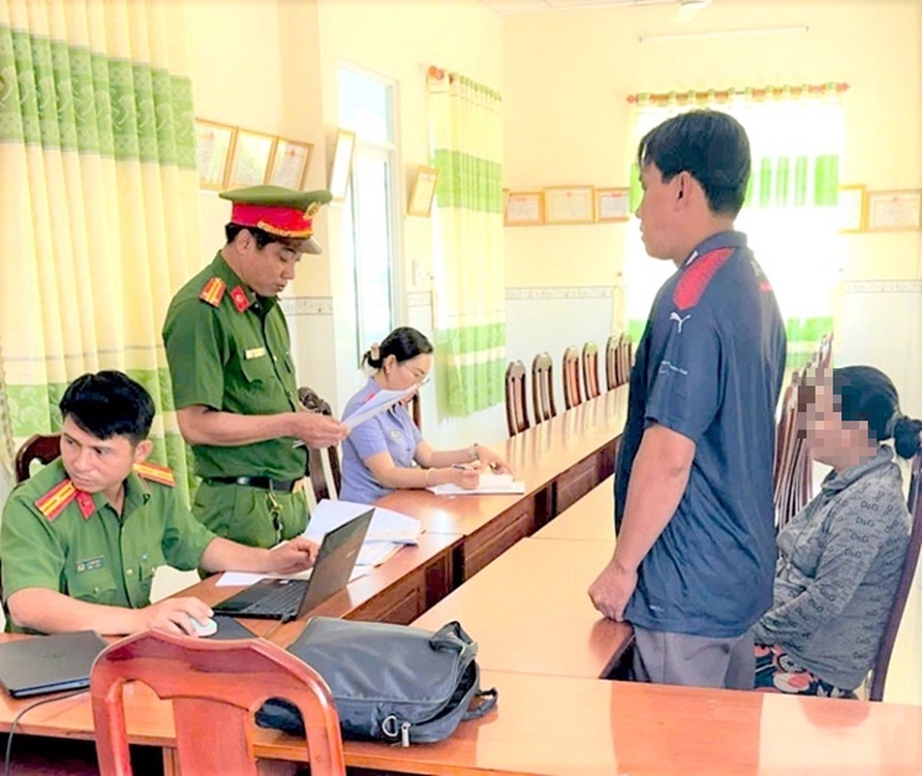 Bu&ocirc;n b&aacute;n gần 80.000 cuốn s&aacute;ch gi&aacute;o khoa giả, người đ&agrave;n &ocirc;ng bị khởi tố- Ảnh 1.