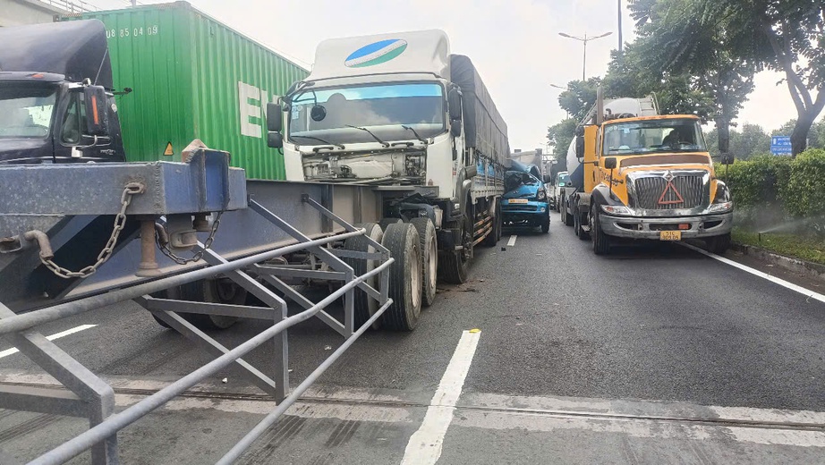 Bốn xe va chạm li&ecirc;n ho&agrave;n ở cửa ng&otilde; TP.HCM, t&agrave;i xế may mắn tho&aacute;t nạn- Ảnh 2.