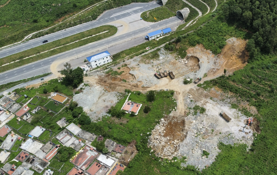 Vụ xe tải "x&eacute; r&agrave;o" tr&ecirc;n cao tốc: Xử phạt hơn 2 tỷ đồng- Ảnh 1.