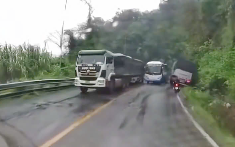 Xe kh&aacute;ch vượt ẩu tr&ecirc;n đường đ&egrave;o khiến xe tải lao xuống mương- Ảnh 1.