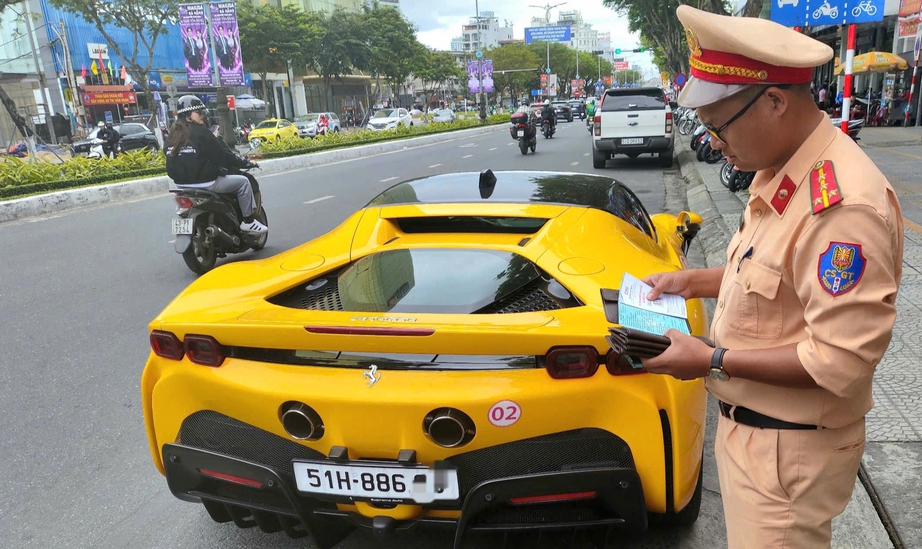 Lập bi&ecirc;n bản, tạm giữ GPLX nh&oacute;m t&agrave;i xế l&aacute;i si&ecirc;u xe vượt đ&egrave;n đỏ ở Đ&agrave; Nẵng- Ảnh 1.