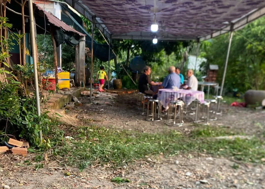 Sạc pin điện thoại, một học sinh lớp 9 ở Long An bị điện giật tử vong- Ảnh 1.