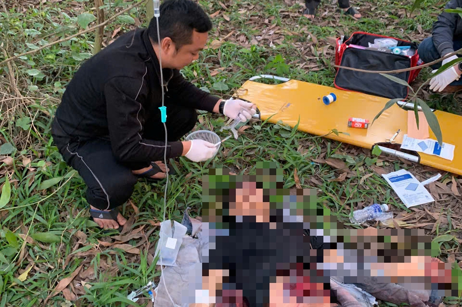 Phát hiện người đàn ông đứt cổ tay, rách bụng dưới chân cầu- Ảnh 1. Phát hiện người đàn ông đứt cổ tay, rách bụng dưới chân cầu- Ảnh 1.