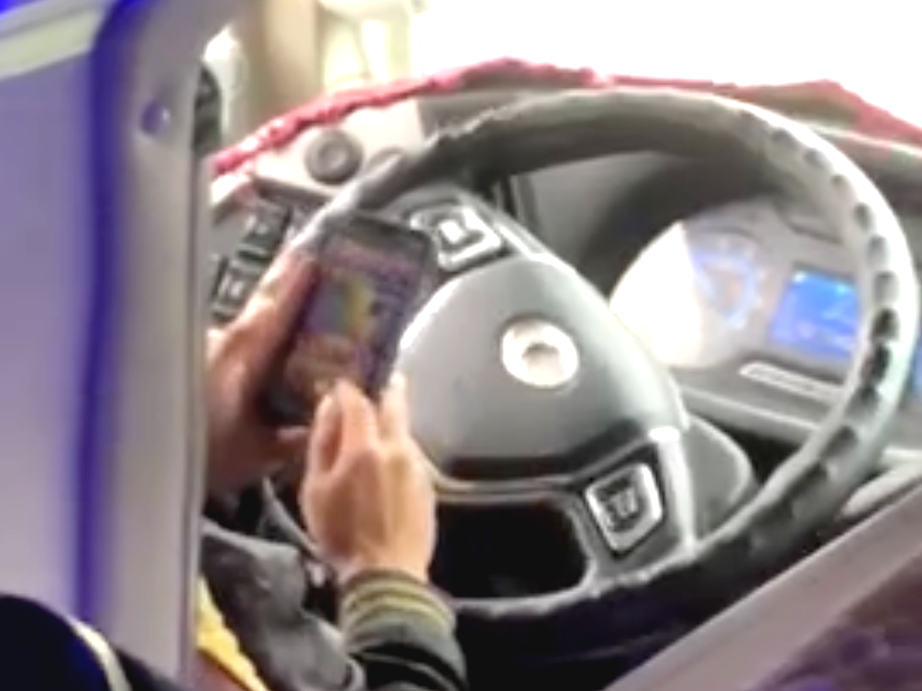 Tạm đình chỉ tài xế xe khách vừa lái xe vừa sử dụng điện thoại- Ảnh 1. Tạm đình chỉ tài xế xe khách vừa lái xe vừa sử dụng điện thoại- Ảnh 1.