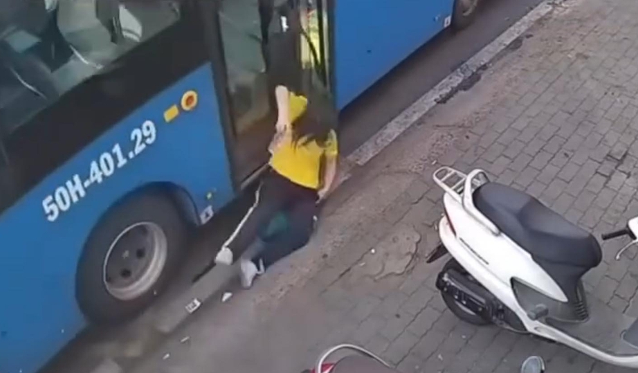 TP.HCM: Đ&igrave;nh chỉ t&agrave;i xế xe bu&yacute;t đ&oacute;ng cửa bất cẩn khiến nữ sinh ng&atilde; xuống đường- Ảnh 1.