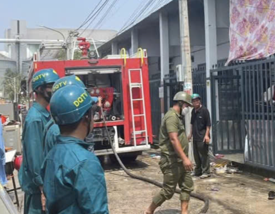 Lửa b&ugrave;ng ch&aacute;y ở kho phế liệu rồi lan sang d&atilde;y trọ 10 ph&ograve;ng- Ảnh 1.