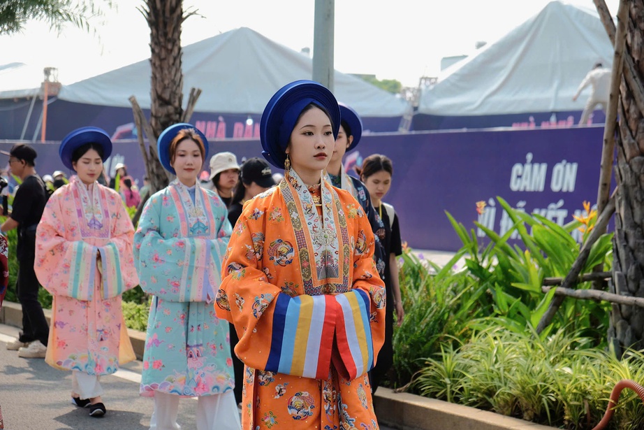 Giới trẻ "đội nắng", diện cổ phục lập kỷ lục Guiness 
 khi tham gia show Anh trai- Ảnh 7.