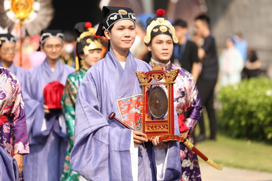 Giới trẻ "đội nắng", diện cổ phục lập kỷ lục Guiness 
 khi tham gia show Anh trai- Ảnh 2.