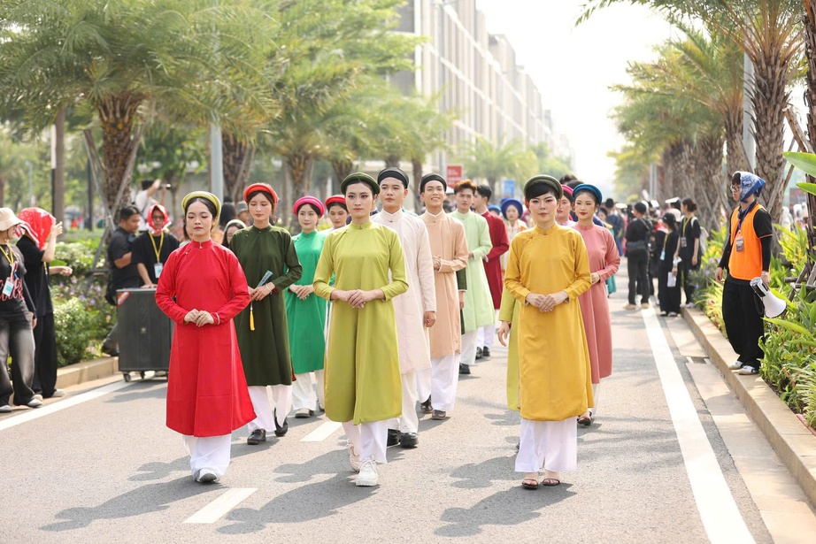 Giới trẻ "đội nắng", diện cổ phục lập kỷ lục Guiness 
 khi tham gia show Anh trai- Ảnh 4.
