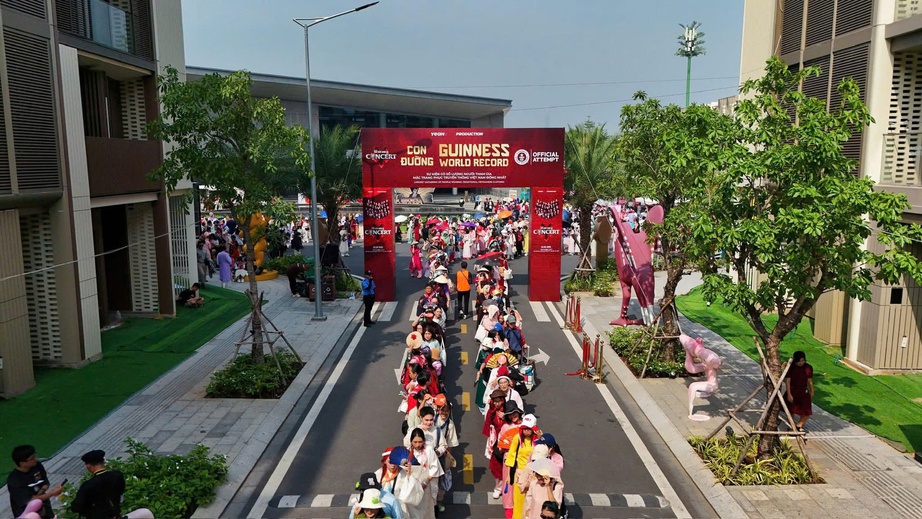 Giới trẻ "đội nắng", diện cổ phục lập kỷ lục Guiness 
 khi tham gia show Anh trai- Ảnh 1.