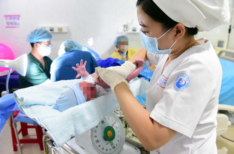 Từ ng&agrave;y 20/3, kh&ocirc;ng kỷ luật đảng vi&ecirc;n sinh con thứ 3- Ảnh 1.