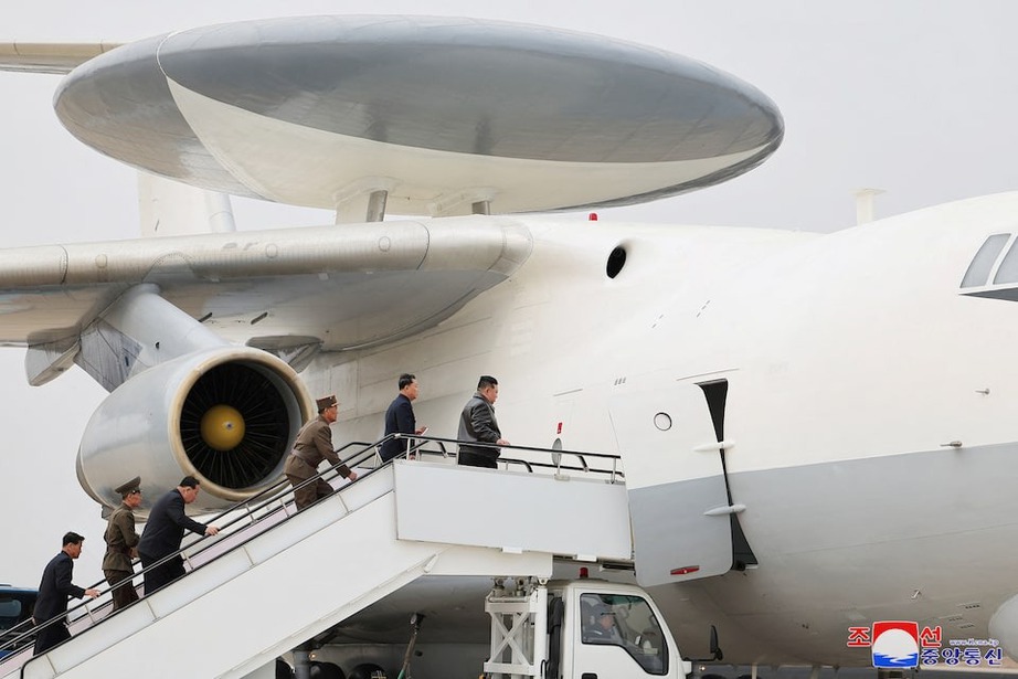 Ông Kim Jong-un giám sát thử nghiệm UAV cảm tử trang bị AI do Triều Tiên tự chế tạo- Ảnh 3. Ông Kim Jong-un giám sát thử nghiệm UAV cảm tử trang bị AI do Triều Tiên tự chế tạo- Ảnh 3.