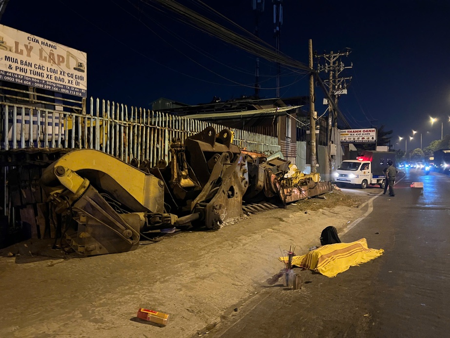 Xe m&aacute;y lao l&ecirc;n vỉa h&egrave; t&ocirc;ng tr&uacute;ng cục sắt, nam bảo vệ tử vong tại chỗ- Ảnh 1.