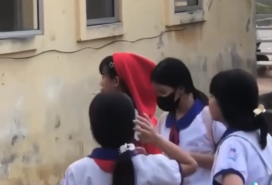 Ng&agrave;nh gi&aacute;o dục An Giang l&ecirc;n tiếng về clip nhiều nữ sinh tiểu học h&uacute;t thuốc- Ảnh 2.