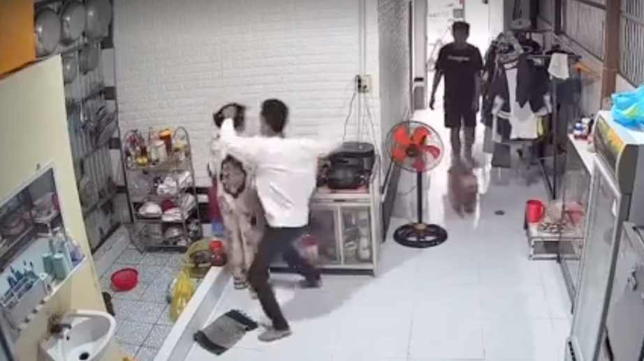 Công an Cà Mau vào cuộc vụ người phụ nữ bị hành hung dã man khi đang nấu ăn- Ảnh 1.