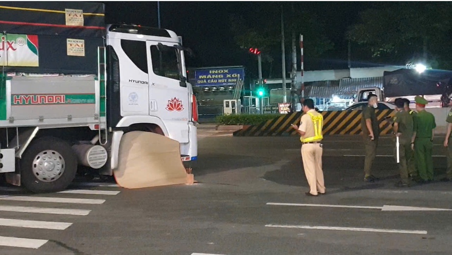 Xe tải ôm cua cán nữ công nhân tử vong trên đường đi làm về- Ảnh 2. Xe tải ôm cua cán nữ công nhân tử vong trên đường đi làm về- Ảnh 2.