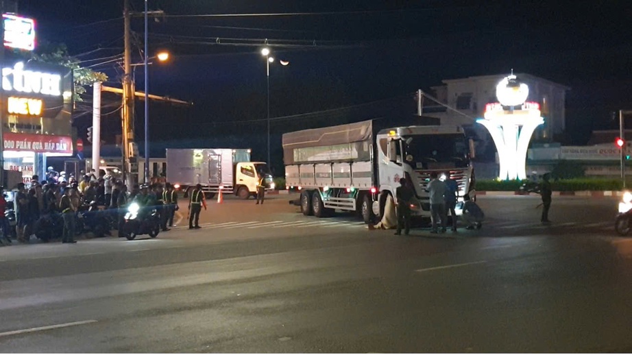 Xe tải ôm cua cán nữ công nhân tử vong trên đường đi làm về- Ảnh 1. Xe tải ôm cua cán nữ công nhân tử vong trên đường đi làm về- Ảnh 1.