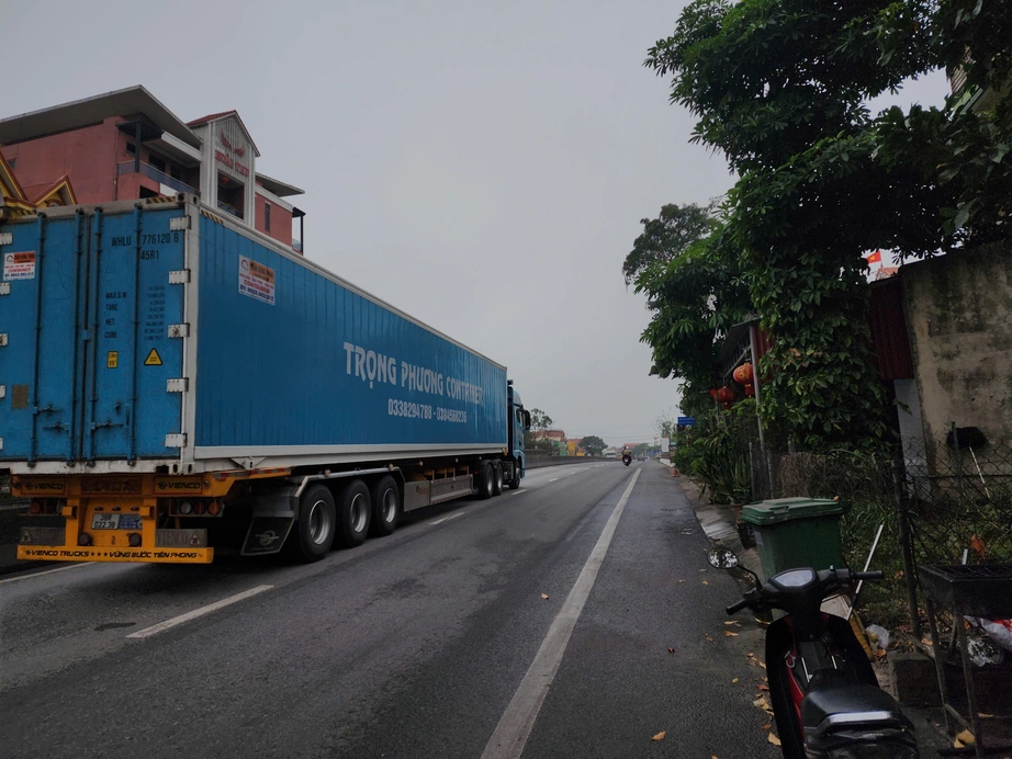 Vụ tai nạn li&ecirc;n ho&agrave;n l&agrave;m 3 người tử vong: C&aacute;c phương tiện c&oacute; c&ograve;n hạn kiểm định?- Ảnh 2.