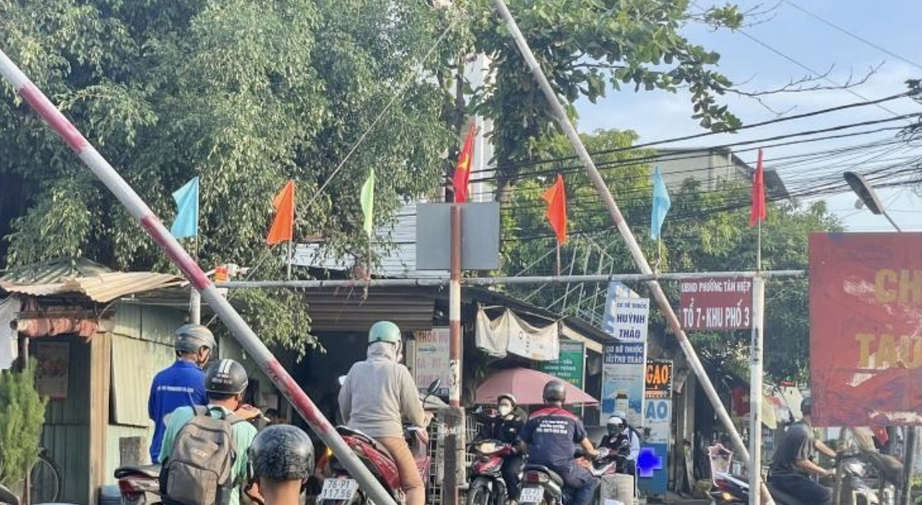 Đồng Nai: X&oacute;a lối đi tự mở ngang đường sắt qua T&acirc;n Hiệp- Ảnh 1.