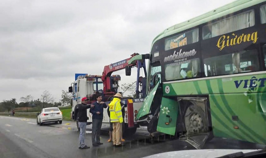Va chạm với xe kh&aacute;ch, người đ&agrave;n &ocirc;ng đi xe m&ocirc; t&ocirc; tử vong thương t&acirc;m- Ảnh 1.