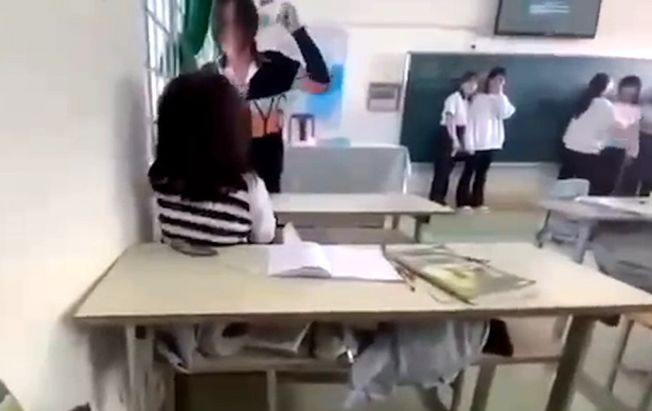 Đắk Lắk: Nữ sinh lớp 10 mang theo dụng cụ ch&iacute;ch điện dọa v&agrave; đ&aacute;nh bạn ngay trong lớp- Ảnh 1.