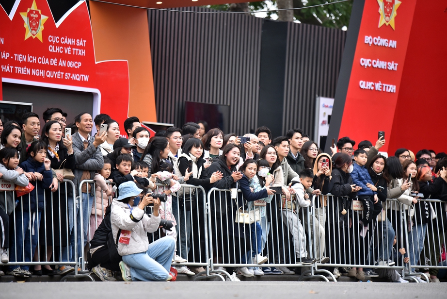 M&atilde;n nh&atilde;n m&agrave;n biểu diễn tấn c&ocirc;ng tội phạm của lực lượng cảnh khuyển, kỵ binh- Ảnh 9.