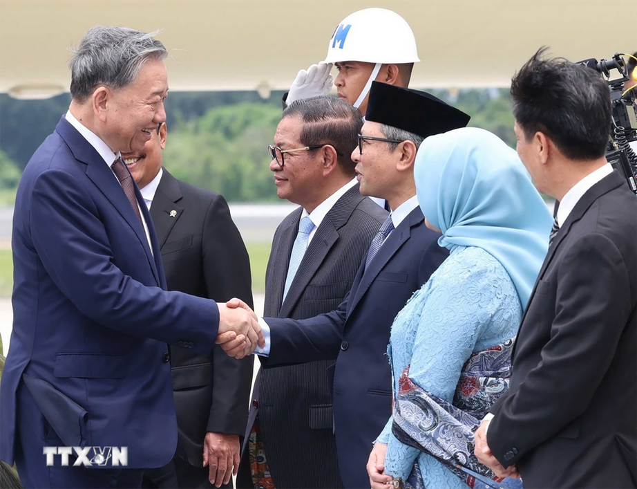 Indonesia bắn đại b&aacute;c ch&agrave;o mừng Tổng B&iacute; thư T&ocirc; L&acirc;m v&agrave; phu nh&acirc;n tới Jakarta- Ảnh 2.