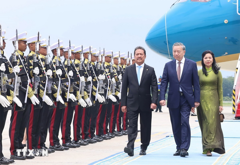 Indonesia bắn đại b&aacute;c ch&agrave;o mừng Tổng B&iacute; thư T&ocirc; L&acirc;m v&agrave; phu nh&acirc;n tới Jakarta- Ảnh 3.