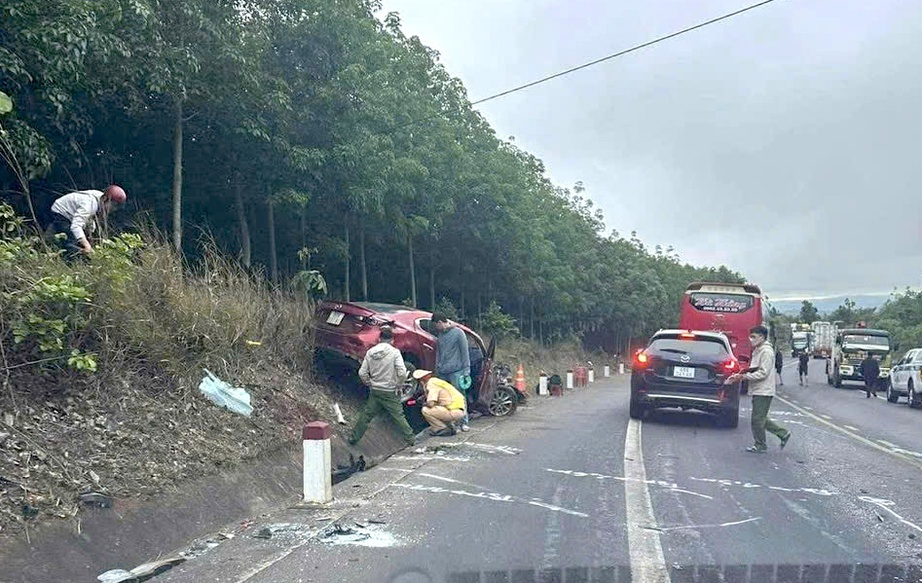 Va chạm xe kh&aacute;ch tr&ecirc;n đường Hồ Ch&iacute; Minh, &ocirc; t&ocirc; con vỡ to&aacute;c, hai người bị thương- Ảnh 1.