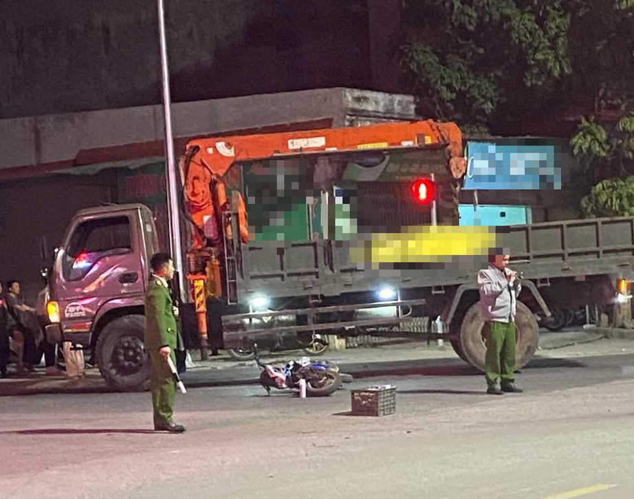 Xe máy điện va chạm xe tải cẩu, 1 người tử vong, 1 người bị thương- Ảnh 1. Xe máy điện va chạm xe tải cẩu, 1 người tử vong, 1 người bị thương- Ảnh 1.