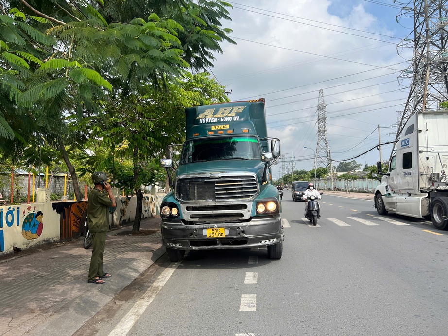 Xe máy va chạm xe container đi cùng chiều, người đàn ông tử vong- Ảnh 2. Xe máy va chạm xe container đi cùng chiều, người đàn ông tử vong- Ảnh 2.