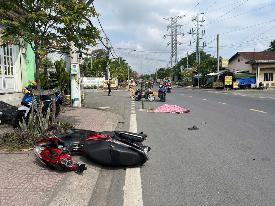 Xe máy va chạm xe container đi cùng chiều, người đàn ông tử vong- Ảnh 1. Xe máy va chạm xe container đi cùng chiều, người đàn ông tử vong- Ảnh 1.