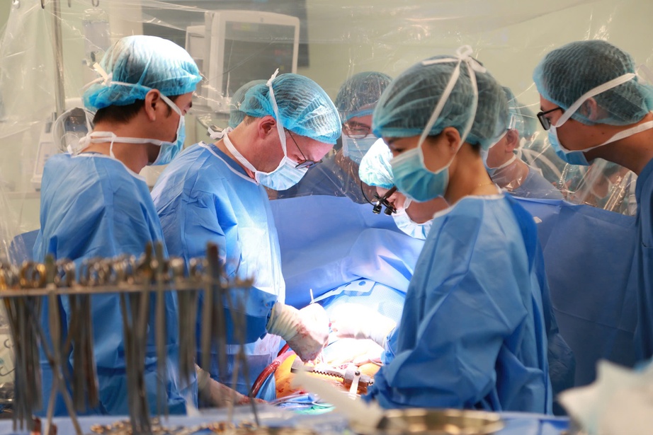 Lần đầu ti&ecirc;n cấy gh&eacute;p th&agrave;nh c&ocirc;ng tim nh&acirc;n tạo b&aacute;n phần- Ảnh 1.