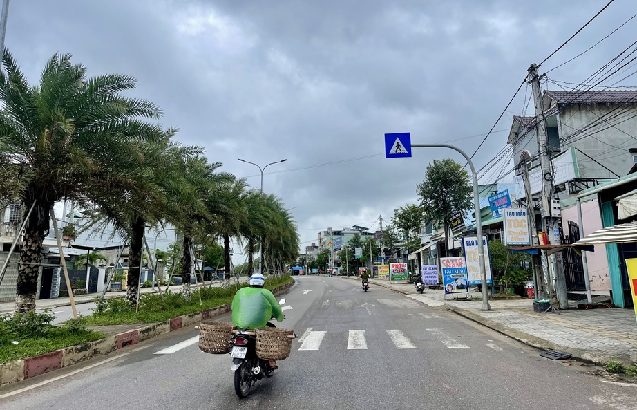 Tháo gỡ hơn 30 biển báo trên đường dẫn sân bay Phù Cát sau khi Báo Xây dựng phản ánh- Ảnh 2. Tháo gỡ hơn 30 biển báo trên đường dẫn sân bay Phù Cát sau khi Báo Xây dựng phản ánh- Ảnh 2.